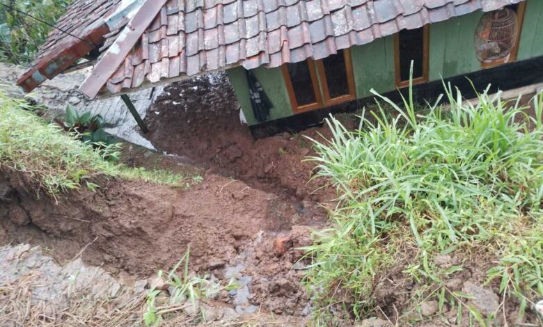 Kecamatan Pagelaran Cianjur Diterjang Banjir dan Longsor