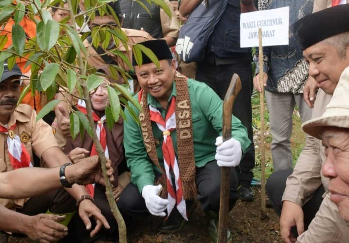 Pak Uu Tanam 1.000 Bibit Pohon di Kampung Pramuka Kubungsari