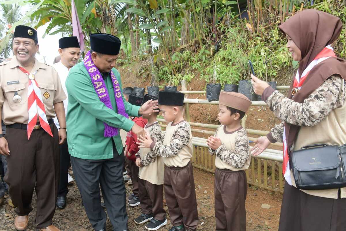 Pak Uu Tanam 1.000 Bibit Pohon di Kampung Pramuka Kubungsari