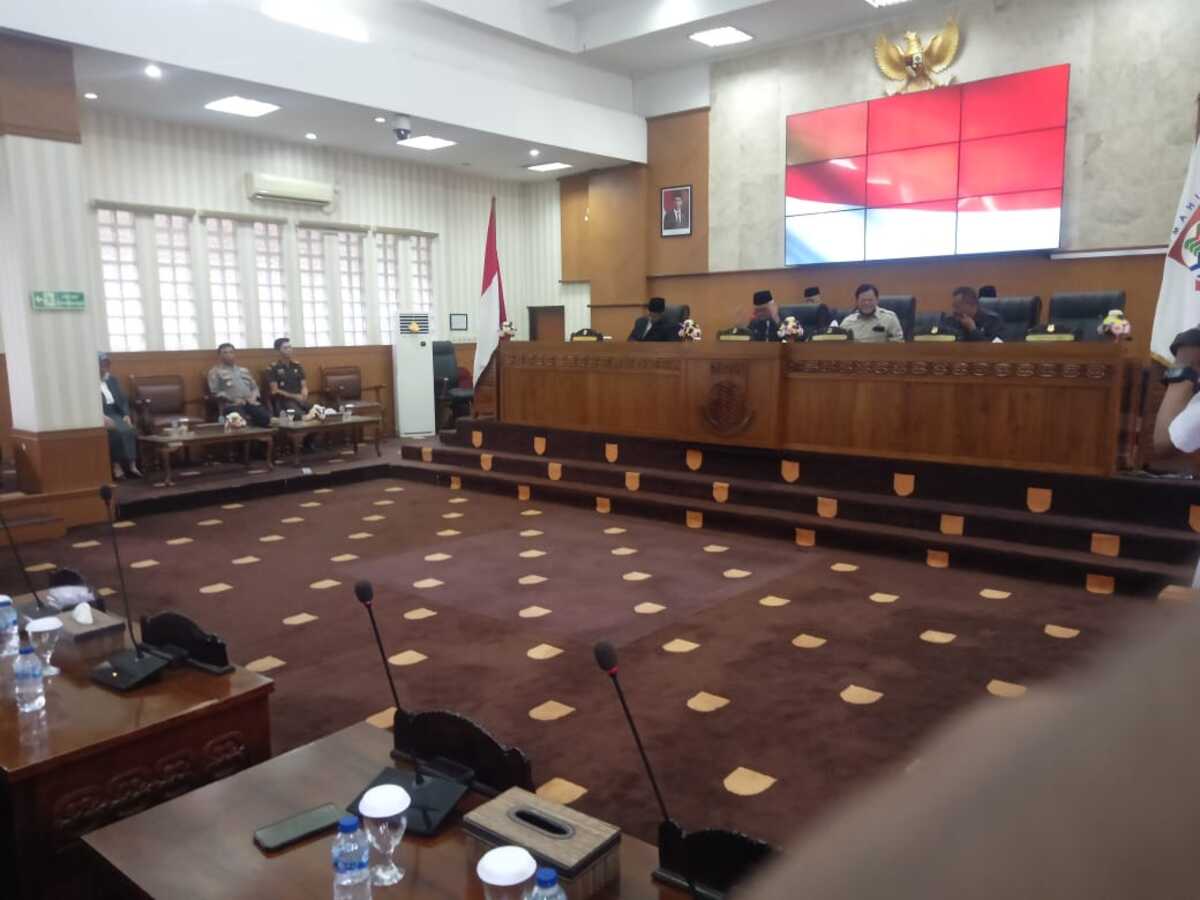 Paripurna DPRD Kota Cimahi, Dikdik Sampaikan APBD 2022