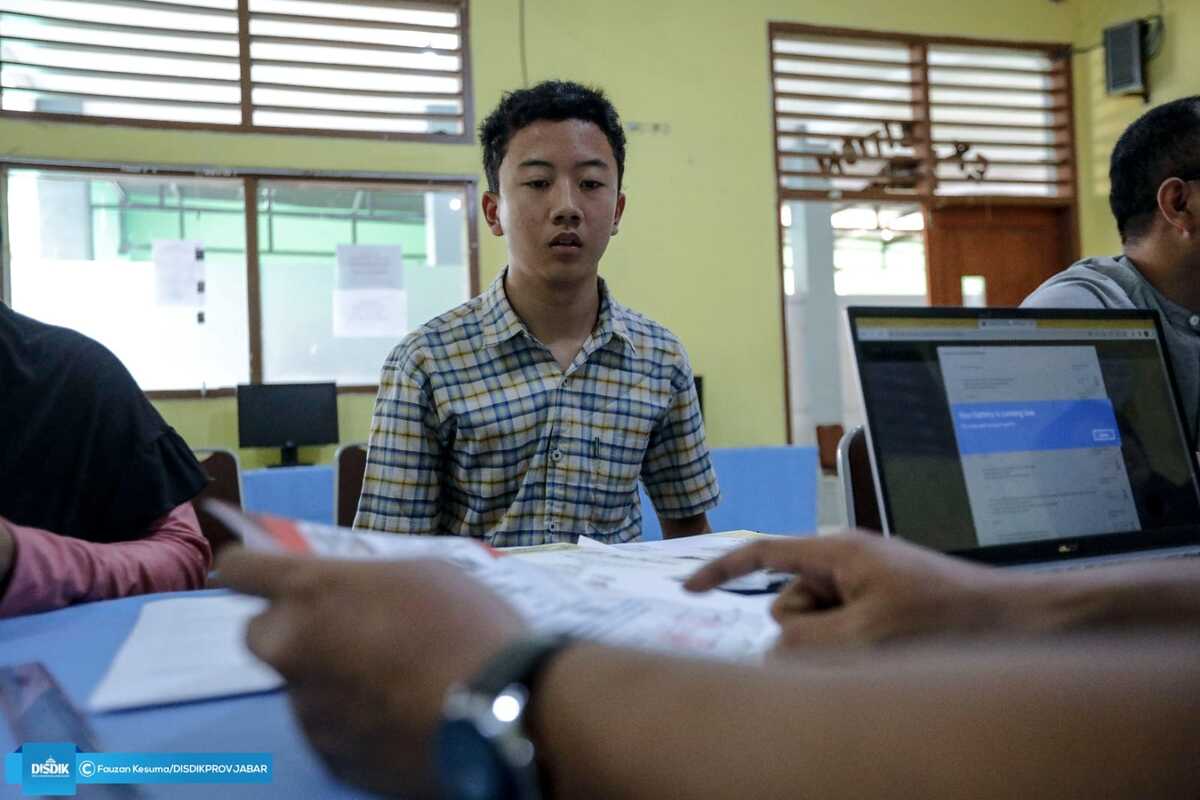 Petugas PPDB SMAN 2 Cimahi Siap Layani Calon Peserta Didik