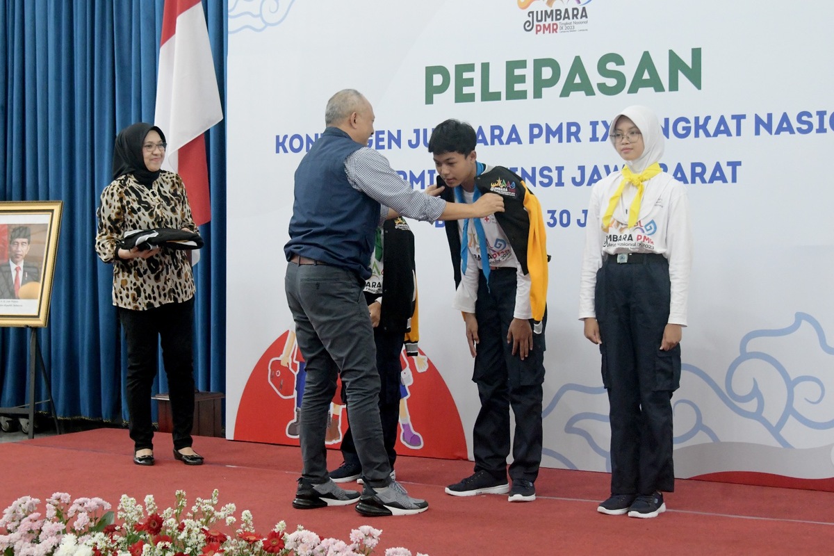 Sekda Jabar Lepas Kontingen PMR ke Lampung