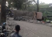 Truk fuso Bermuatan Semen Terguling di Puncak Cianjur