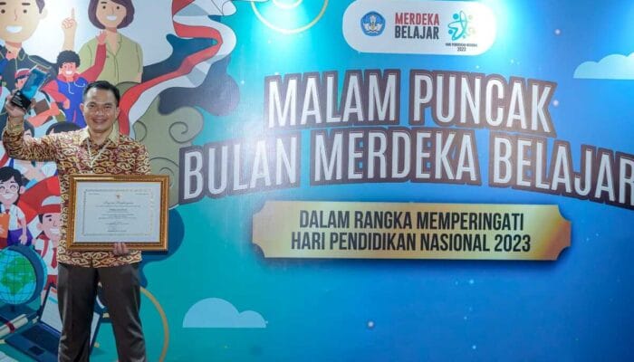 Wahyu Mijaya Menerima Anugerah Merdeka Belajar