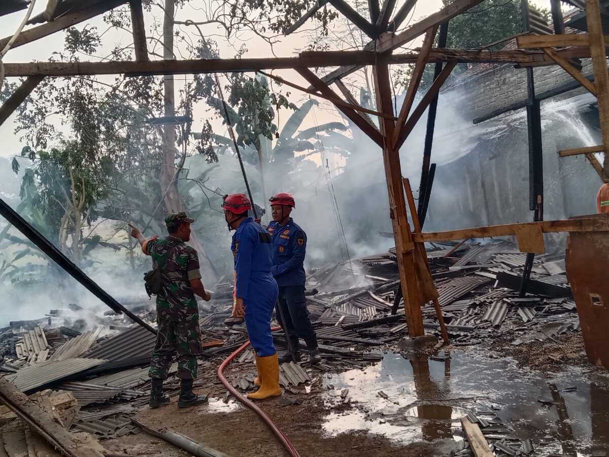 Bangunan Bekas Pabrik Mebeler di Cianjur Kebakaran