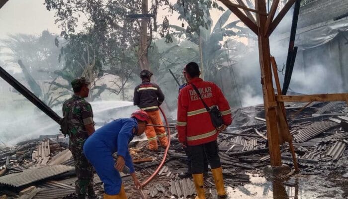 Bangunan Bekas Pabrik Mebeler di Cianjur Kebakaran