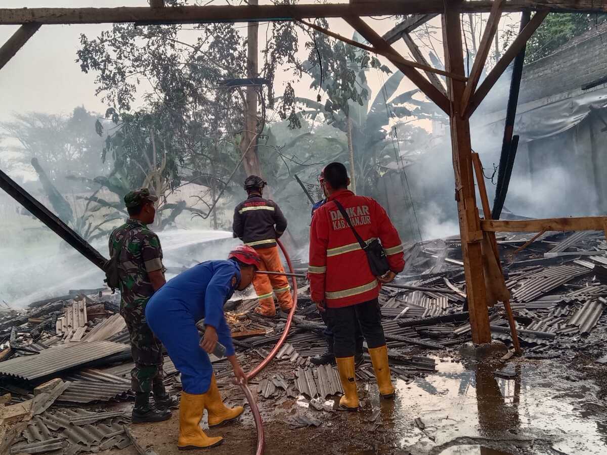 Bangunan Bekas Pabrik Mebeler di Cianjur Kebakaran