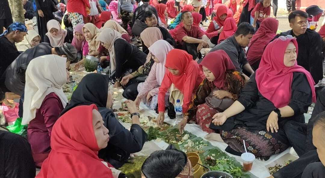 Bupati Cianjur Makan Liwet 346 Kastrol Bersama Warga