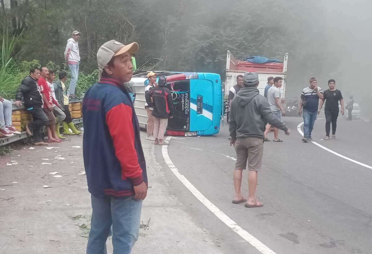 Minibus Terguling di Lereng Gunung Lawu Magetan