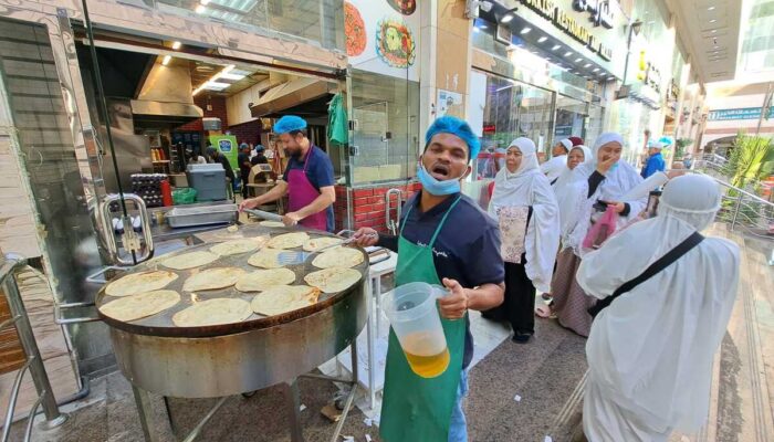 Para Jemaah Haji Jabar Berburu Makanan di Kota Mekkah