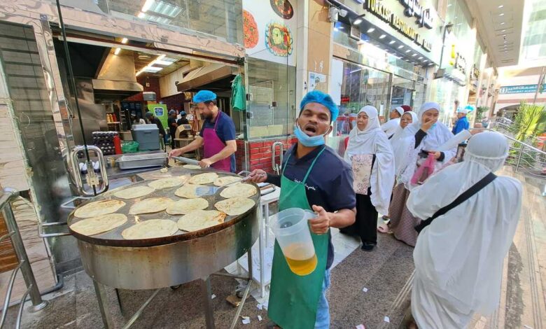 Para Jemaah Haji Berburu Makanan di Kota Mekkah