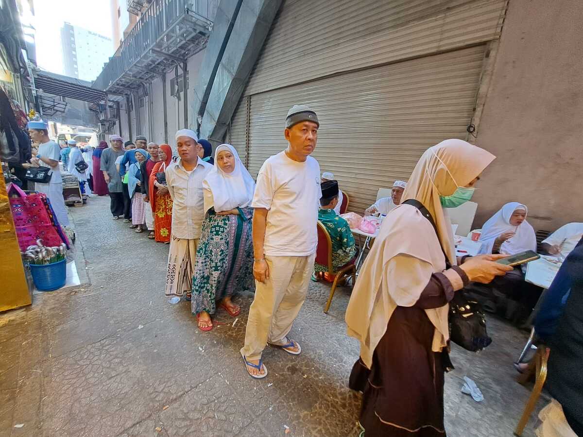 Para Jemaah Haji Berburu Makanan di Kota Mekkah