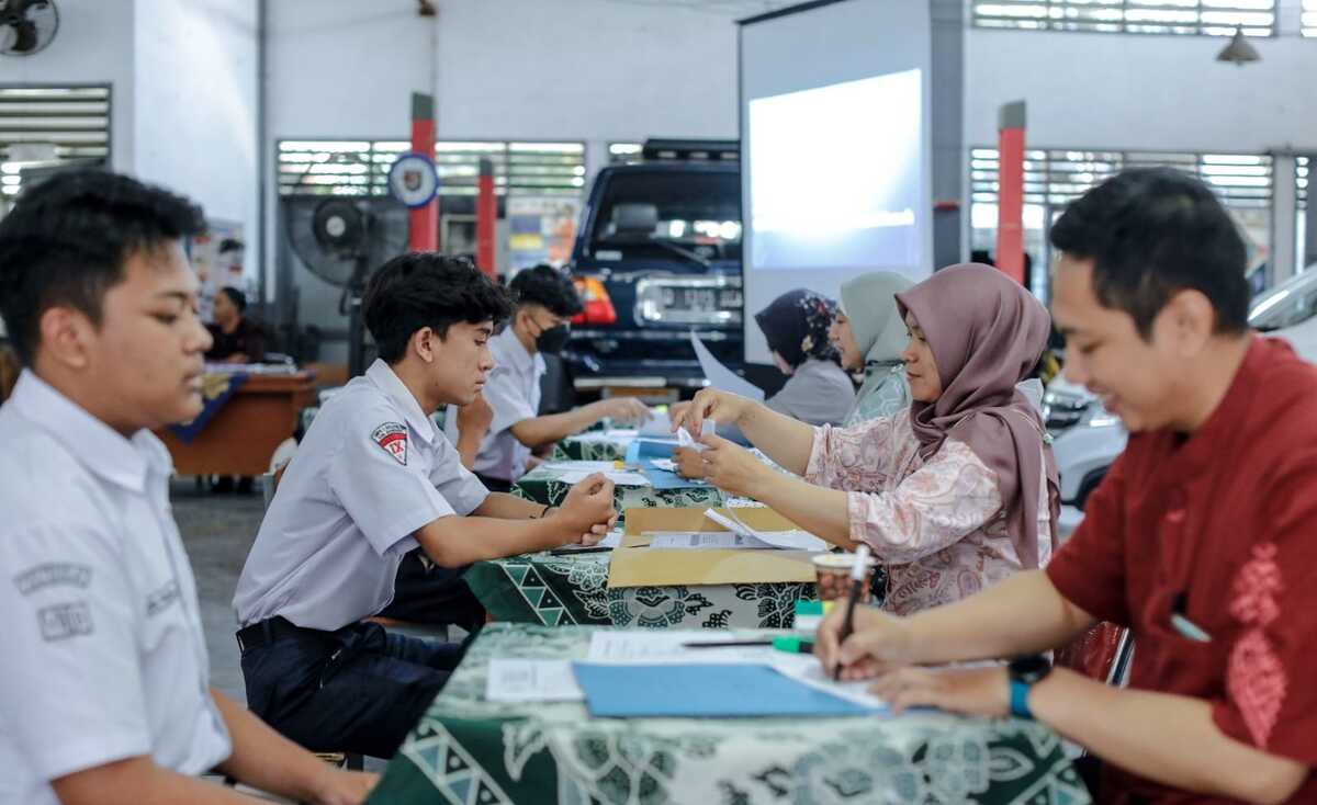 Siswa Baru Daftar Ulang PPDB Tahap 2 di SMKN 8 Bandung