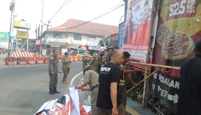 Spanduk Liar di Bandung Barat Ditertibkan Aparat