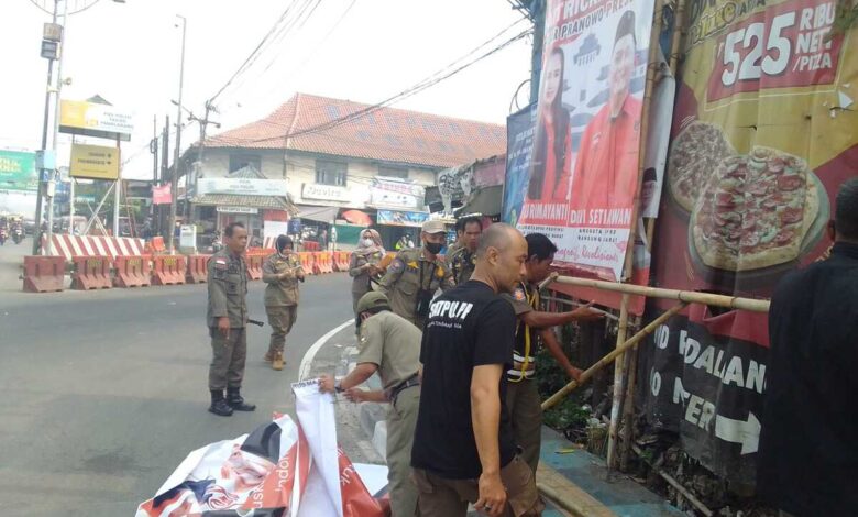 Spanduk Liar di Bandung Barat Ditertibtkan Aparat