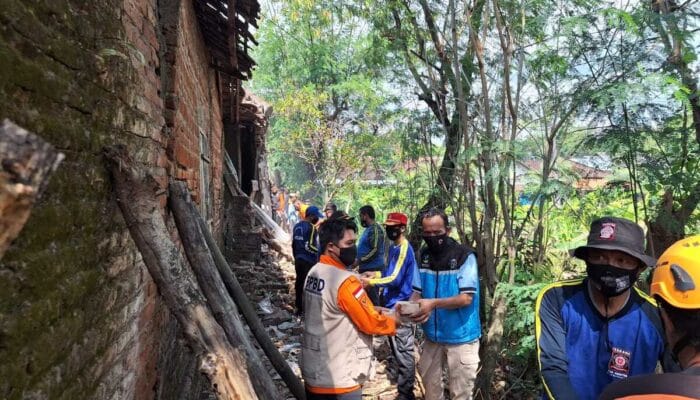 Tim Gabungan Evakuasi Rumah Warga Terdampak Gempa Yogya