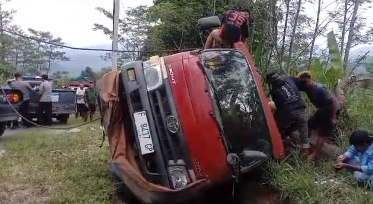 Truk Bermuatan Pasir Terbalik, 2 Pemotor Tewas di Tempat