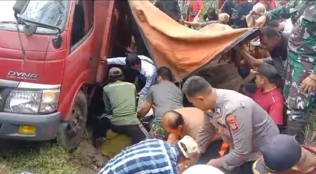 Truk Bermuatan Pasir Terbalik, 2 Pemotor Tewas di Tempat