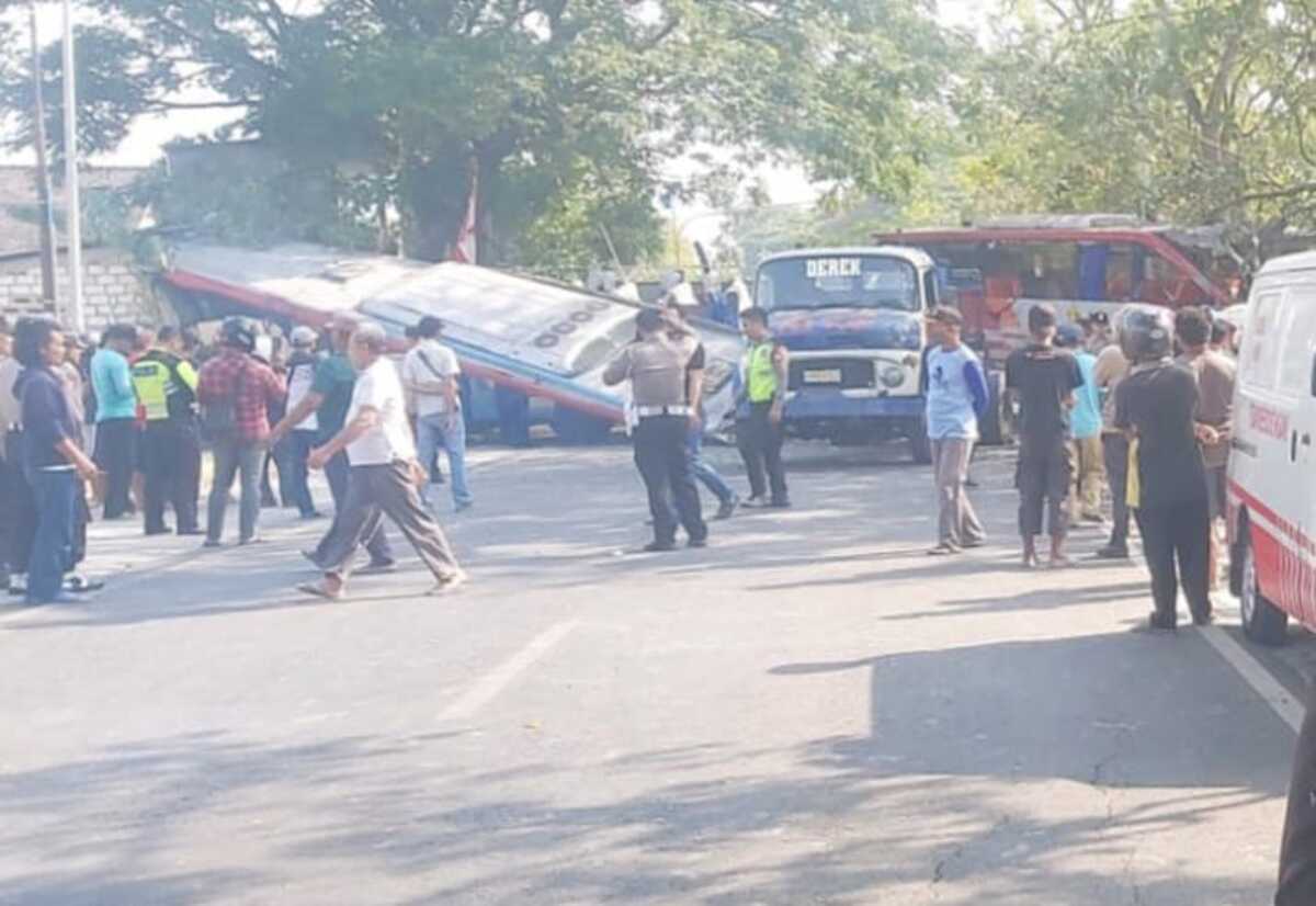 2 Bus Antarprovinsi di Ngawi Adu Banteng