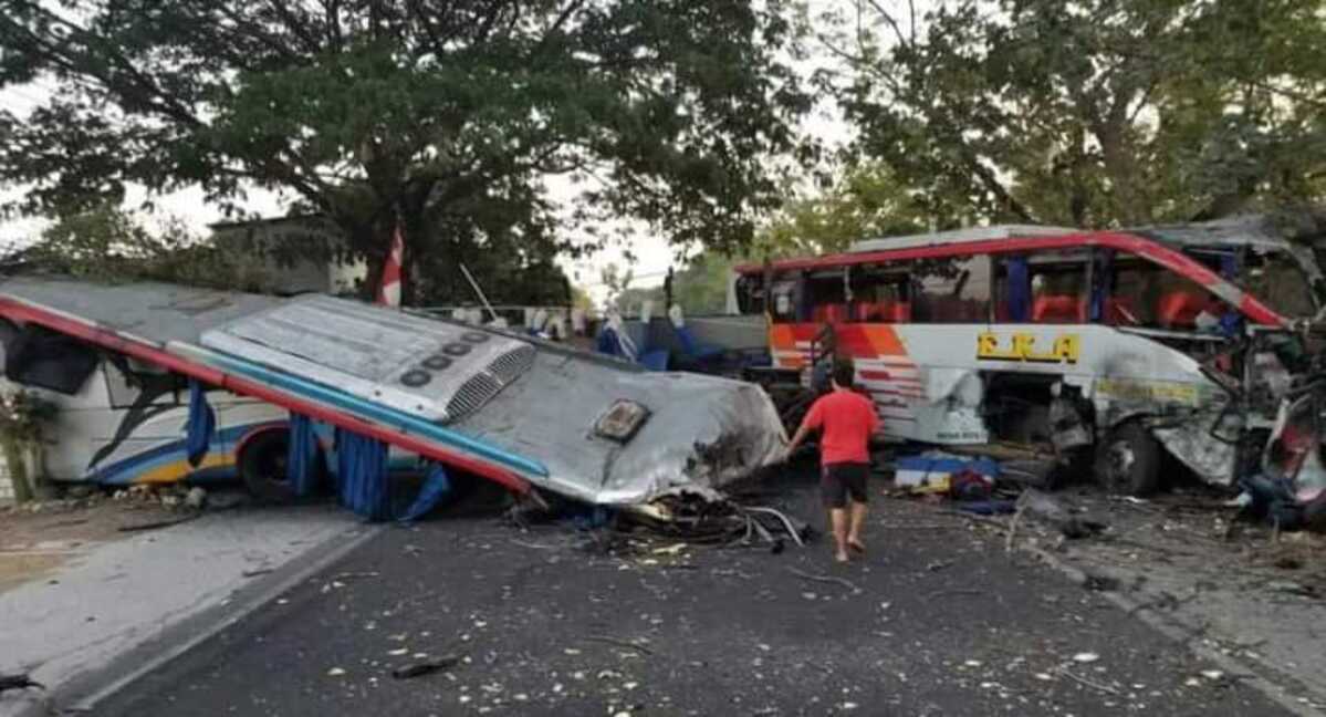 2 Bus Antarprovinsi di Ngawi Adu Banteng