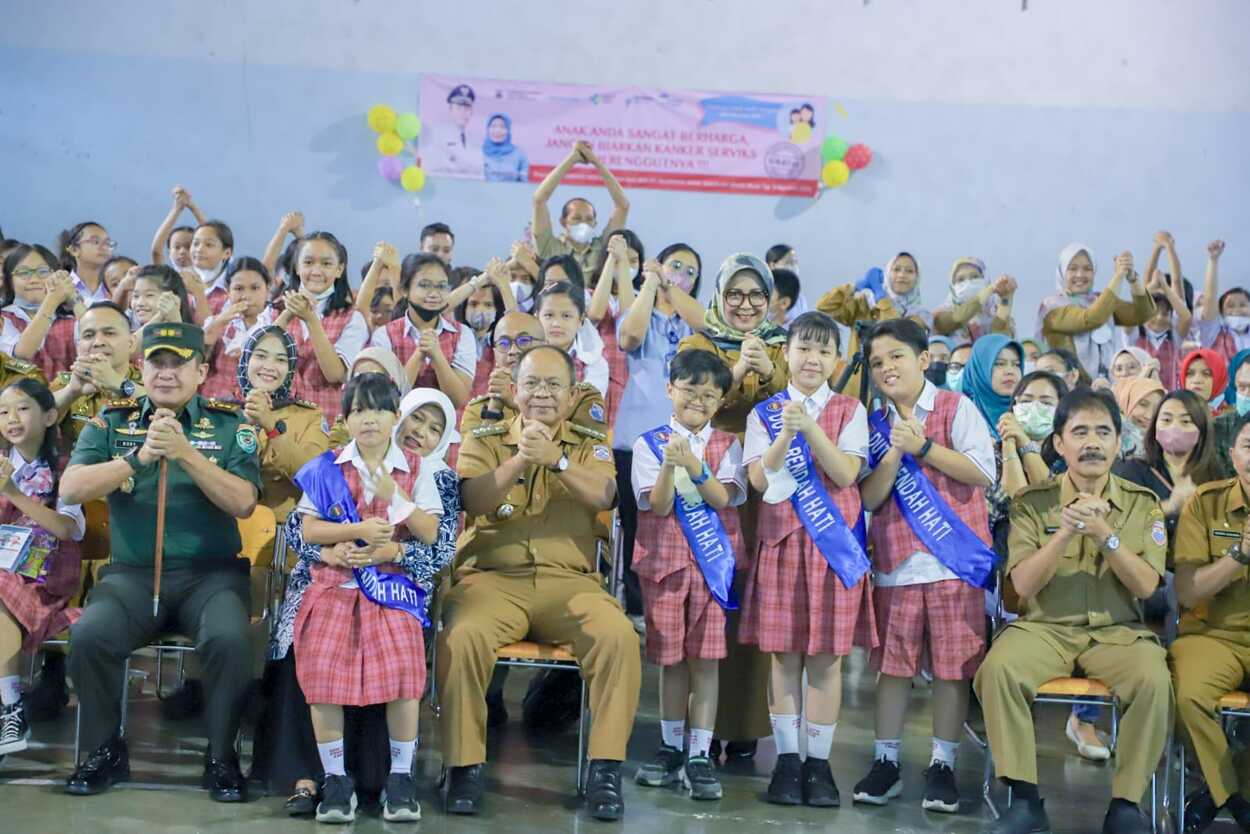 Anak-anak SD di Kota Cimahi Mendapatkan Imunisasi