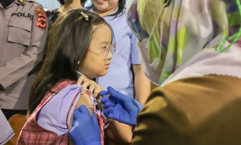 Anak-anak SD di Kota Cimahi Mendapatkan Imunisasi