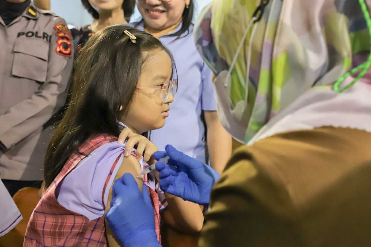 Anak-anak SD di Kota Cimahi Mendapatkan Imunisasi