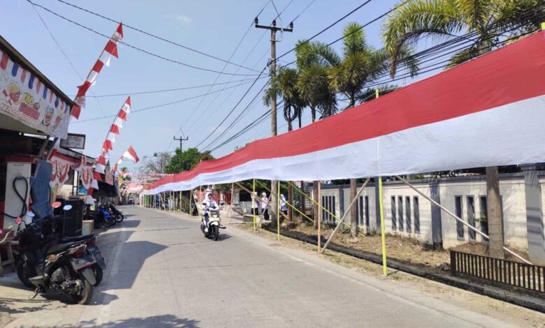 Bendera Merah Putih 300 Meter Membentang di Dermaga Cianjur
