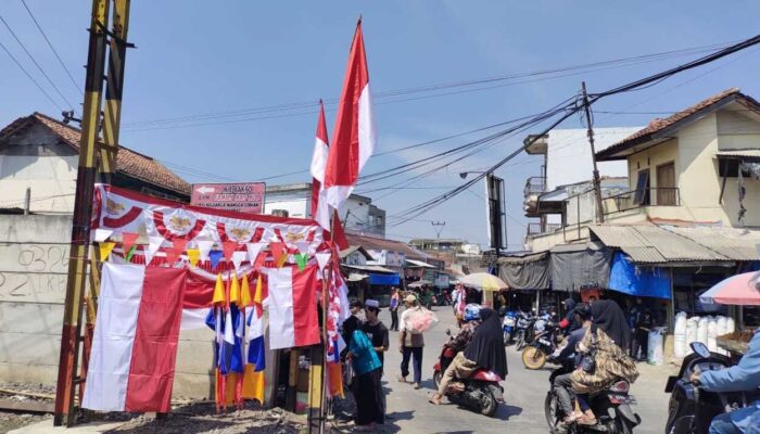 Penjual Bendera Merah Putih Jalur Cianjur-Bandung Laris