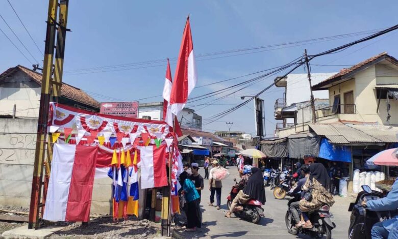 Penjual Bendera Merah Putih di Jalur Cianjur-Bandung Laris