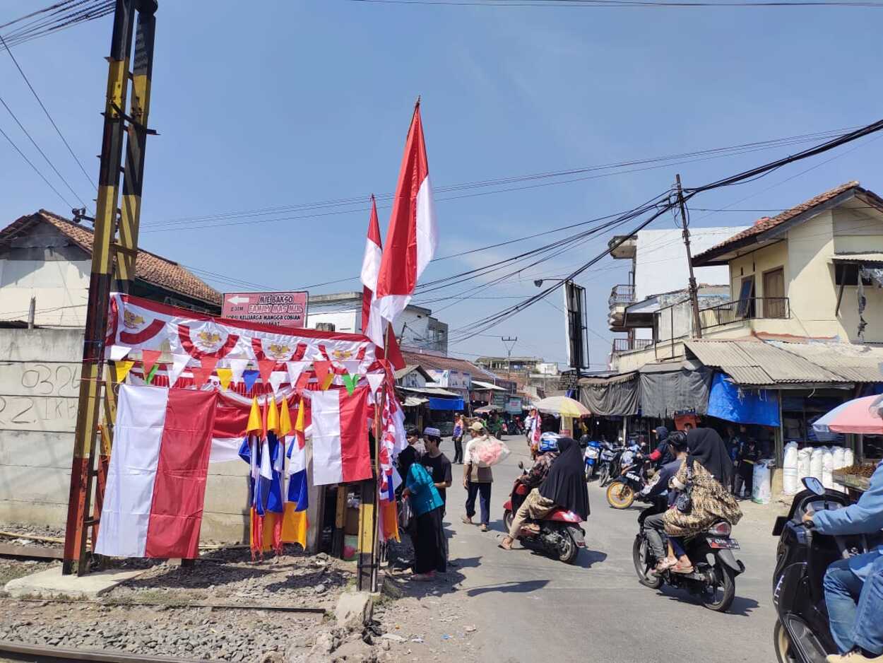 Penjual Bendera Merah Putih di Jalur Cianjur-Bandung Laris