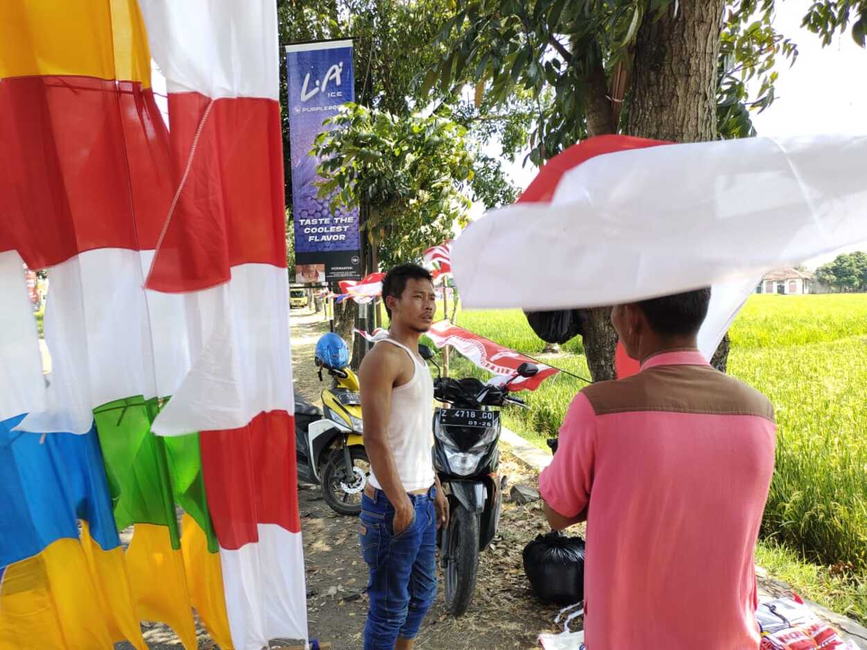 Penjual Bendera Merah Putih di Jalur Cianjur-Bandung Laris