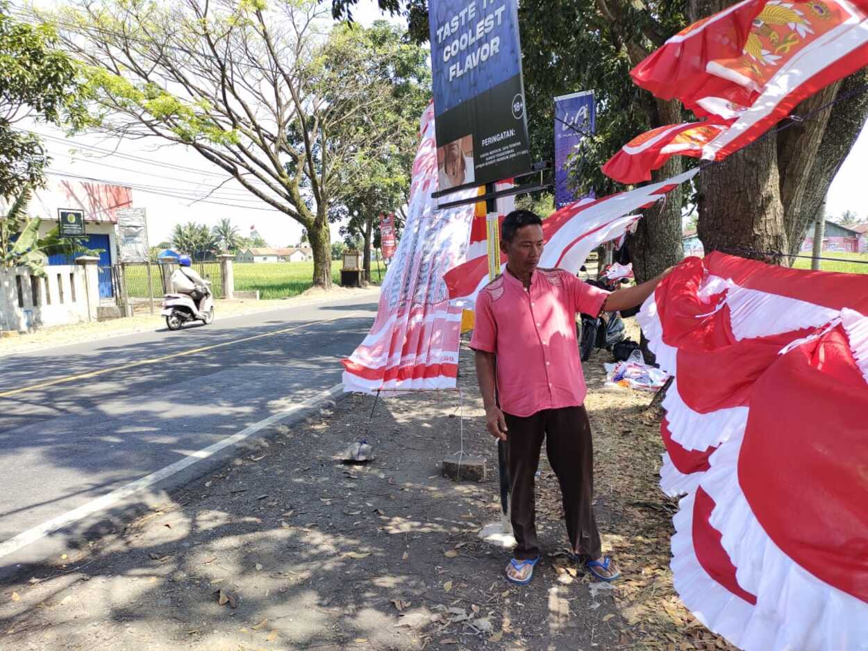 Penjual Bendera Merah Putih di Jalur Cianjur-Bandung Laris