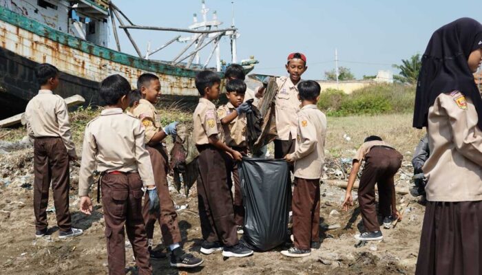 Pantai Dadap Dibersihkan Mahasiswa ITPB dan Siswa SD