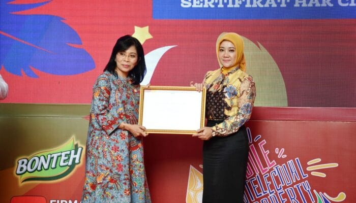 Ridwan Kamil & Atalia Raih Penghargaan Intellectual Property Clinic