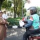 Sekretariat DPRD Jawa Barat Bagi-bagi 2 Ribu Bendera Merah Putih