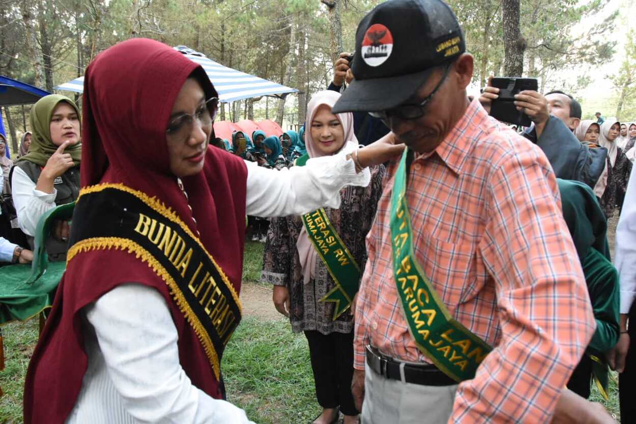 Warga Desa Tarumajaya Kab Bandung Jadi Duta Literasi