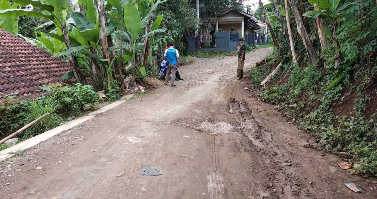 Jalan Penghubung 2 Desa di Cianjur Rusak Berat