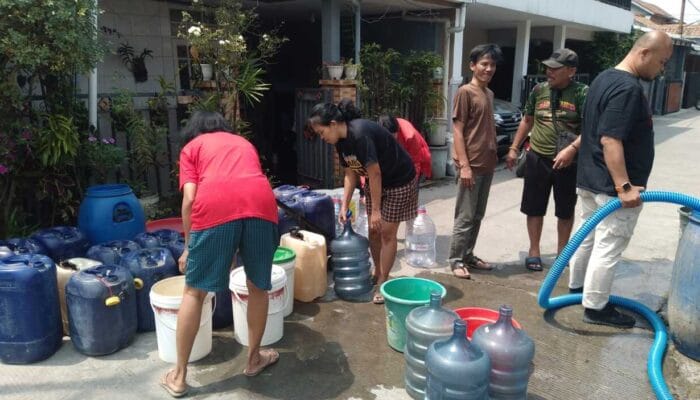 Ketua DPD Golkar Kota Cimahi Bagikan Air Bersih