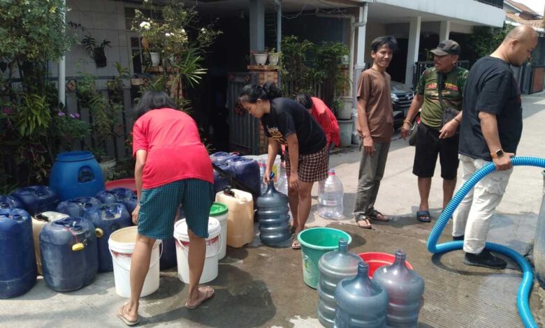 Ketua DPD Golkar Kota Cimahi Bagikan Air Bersih