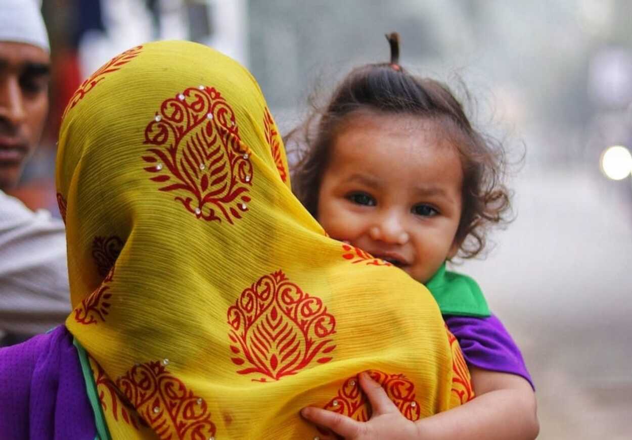 Salat Sambil Menggendong Anak Bagaimana Hukumnya ?