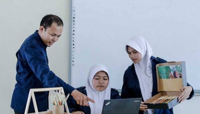 2 Siswi SMAN 1 Cisarua Bandung Barat Juara 1 FIKSI 2023