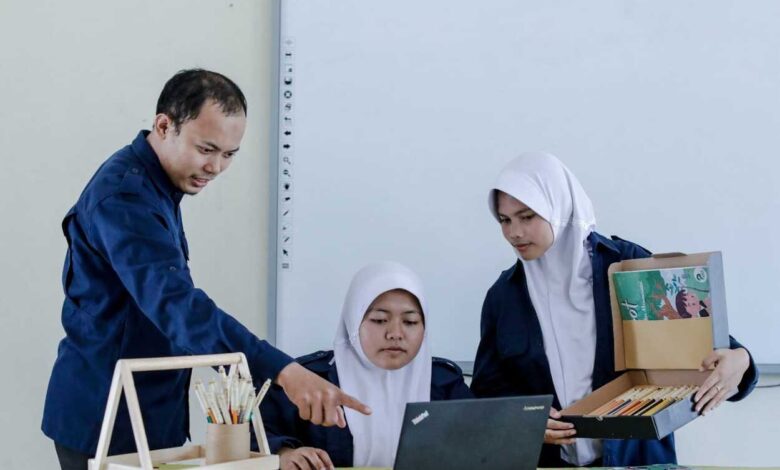 2 Siswi SMAN 1 Cisarua Bandung Barat Juara 1 FIKSI 2023