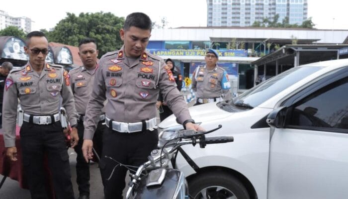 Sopir Daihatsu Tabrak Pemotor Akibat Alkohol