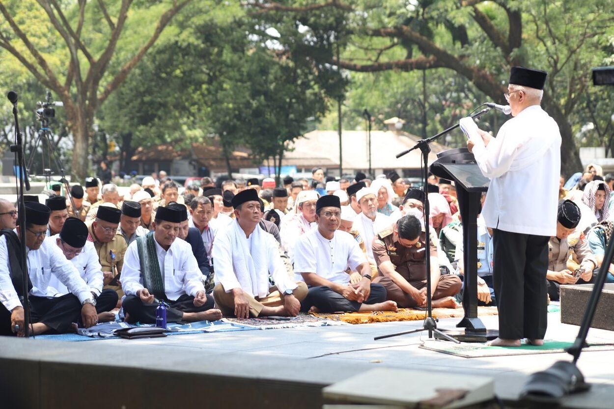 Ketua DPRD Kota Bandung Mengikuti Salat Istisqa