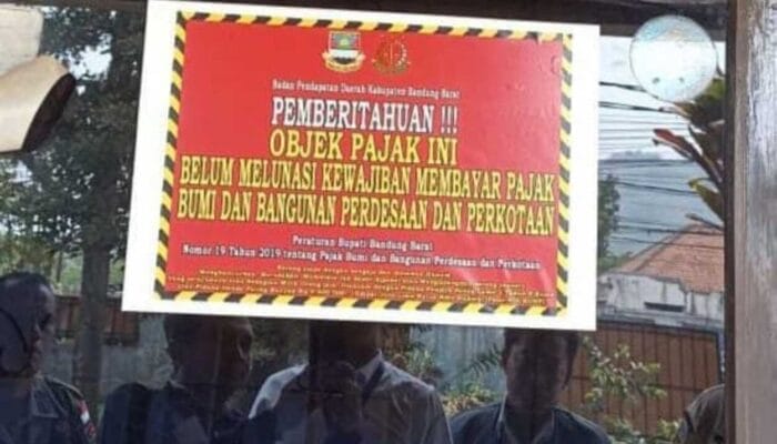 Bapenda KBB Pasang Spanduk dan Sticker Belasan Penunggak PBB di 4 Kecamatan