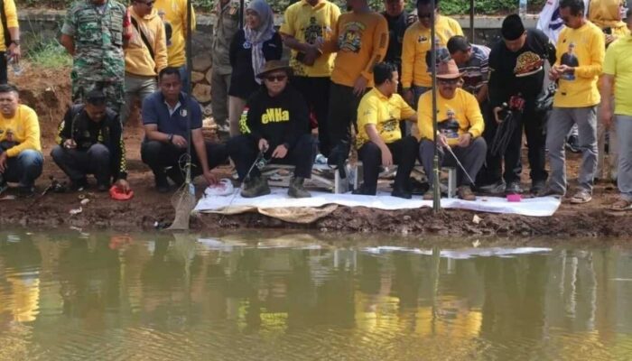 Bupati Sukabumi Mancing Bareng Warga Tamansari di Situ Cisuba