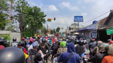 Buruh Bandung Barat Turun ke Jalan Menuju Gedung Sate
