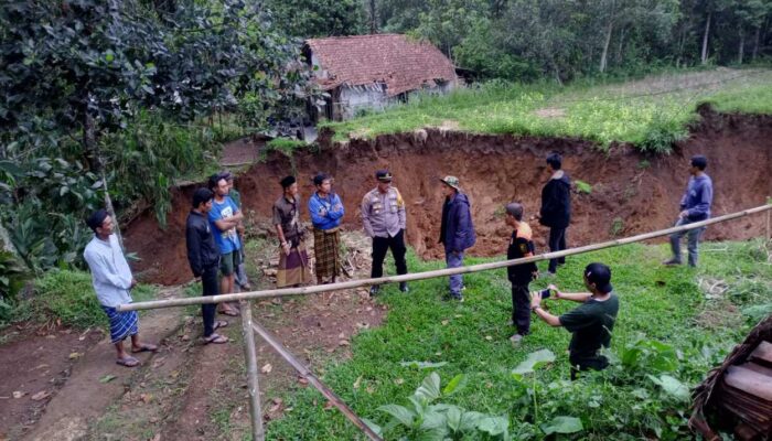 Desa Girijaya di Kabupaten Sukabumi Terancam Longsor