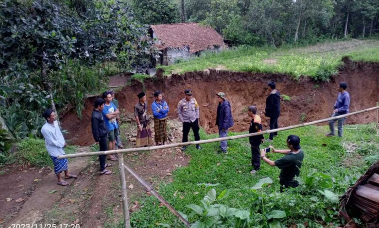 Desa Girijaya di Kabupaten Sukabumi Terancam Longsor